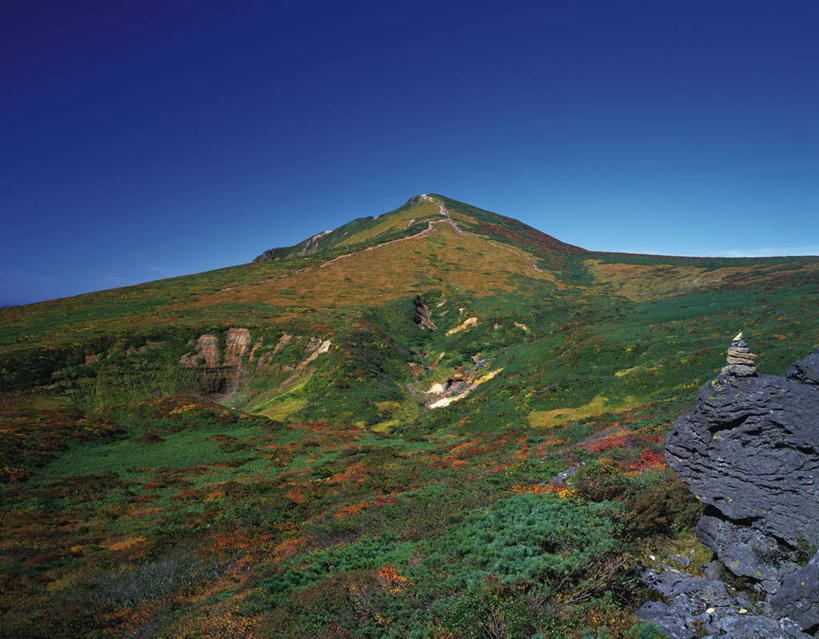 无人,横图,室外,白天,正面,旅游,度假,火山,石头,美景,森林,山,山脉,树林,植物,秋田县,日本,亚洲,阴影,光线,石子,影子,景观,山峰,山峦,娱乐,树,树木,蓝色,绿色,蓝天,天空,阳光,自然,群山,天,享受,休闲,景色,放松,生长,晴朗,成长,自然风光,东亚,本州,万里无云,本州岛,日本国,宫城,宫城县,秋田,岩手,岩手县,东北地方,栗驹山,石块,岩石,晴空,晴空万里,彩图