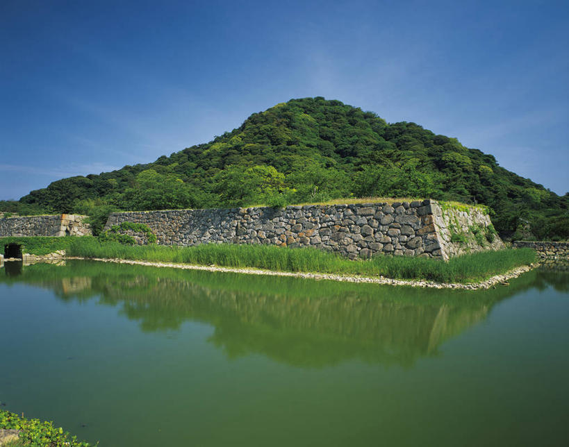 无人,横图,室外,白天,正面,旅游,度假,河流,石头,名胜古迹,森林,山,山脉,树林,水,植物,标志建筑,地标,建筑,日本,亚洲,阴影,遗迹,光线,石子,影子,堡垒,城堡,墙,河水,山峰,水流,云,云朵,山峦,云彩,古迹,文物,娱乐,建设,古建筑,墙壁,墙面,树,树木,蓝色,绿色,白云,蓝天,天空,阳光,自然,群山,天,享受,休闲,旅游胜地,放松,生长,晴朗,成长,要塞,古文明,东亚,本州,本州岛,日本国,中国地方,山口,山口县,指月城,萩城,设防,石块,岩石,晴空,彩图,萩市