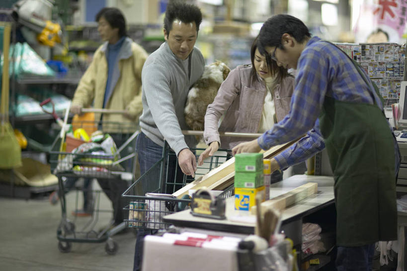 东方人,中年人,四个人,家庭,夫妻,店员,商店,站,走,推,横图,室内,白天,正面,爱情,宠物,狗,购物车,亚洲,握,服装,朦胧,模糊,浪漫,拿,拿着,注视,休闲装,黄种人,商铺,顾客,货架,架子,车,一只,衣服,动物,手推车,观察,看,站着,营业员,休闲,温暖,温馨,一家人,休闲服,恩爱,可爱,握着,pos机,恋人,服饰,收银台,观看,和睦,察看,便利,存放,关注,收银,载具,收银机,陈列架,忠诚,快捷,方便,超市货架,市肆,商号,销售人员,主顾,寄存,寄放,暂存,男人,男性,女人,女性,中年男性,中年女性,亚洲人,夫妇,情侣,售货员,犬,步行,散步,站立,走路,半身,彩图,店铺,五金店,伴侣,融洽