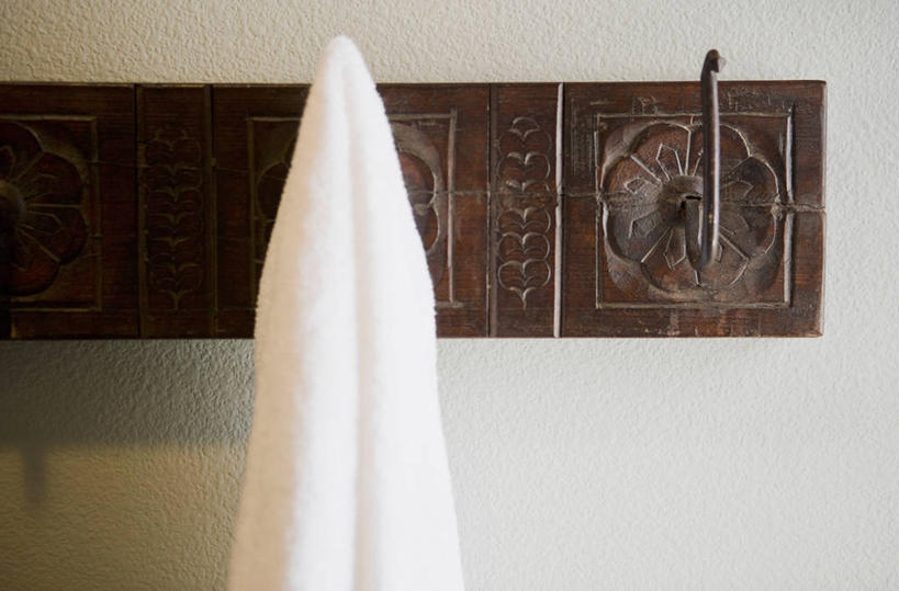 无人,横图,室内,特写,白天,正面,静物,一条,吊挂,悬挂,阴影,反射,纺织物,影子,墙,挂钩,挂,墙壁,墙面,白色,毛巾,清洁,保暖,透气,防水,储水,耐磨,吸水,彩图