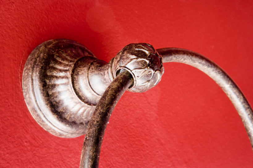 无人,横图,室内,特写,白天,正面,兴奋,热情,门,卫生间,浴室,静物,金属制品,阴影,反射,金属,影子,开放,红色,门框,健康,温暖,奔放,活力,积极,激情,朝气,暖色,吉祥,生命,饱满,革命,热烈,赤色,充实,斗志,喜气,主动,淋浴房,彩图,欢乐,冲凉房,沐浴间,沐浴室,毛巾环