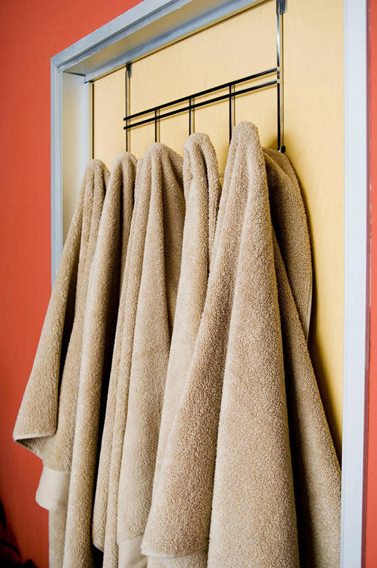 无人,竖图,室内,特写,白天,正面,卫生间,浴室,静物,一排,许多,吊挂,悬挂,阴影,整齐,反射,纺织物,影子,墙,很多,挂,墙壁,墙面,排列,毛巾,清洁,保暖,队列,透气,防水,储水,耐磨,吸水,淋浴房,彩图,冲凉房,沐浴间,沐浴室