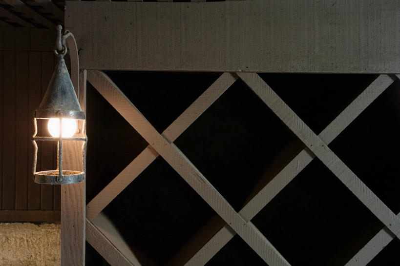 无人,横图,室内,特写,白天,正面,照明,阴影,光线,壁灯,影子,墙,灯光,酒窖,墙壁,墙面,灯,灯具,照亮,照明设备,彩图,酒库