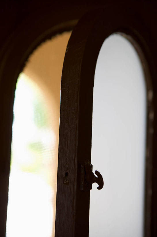 无人,家,竖图,室内,特写,白天,正面,窗户,静物,阴影,朦胧,模糊,反射,影子,房屋,墙,屋子,楼房,玻璃窗,墙壁,墙面,住宅,打开,开启,彩图,房子,插销