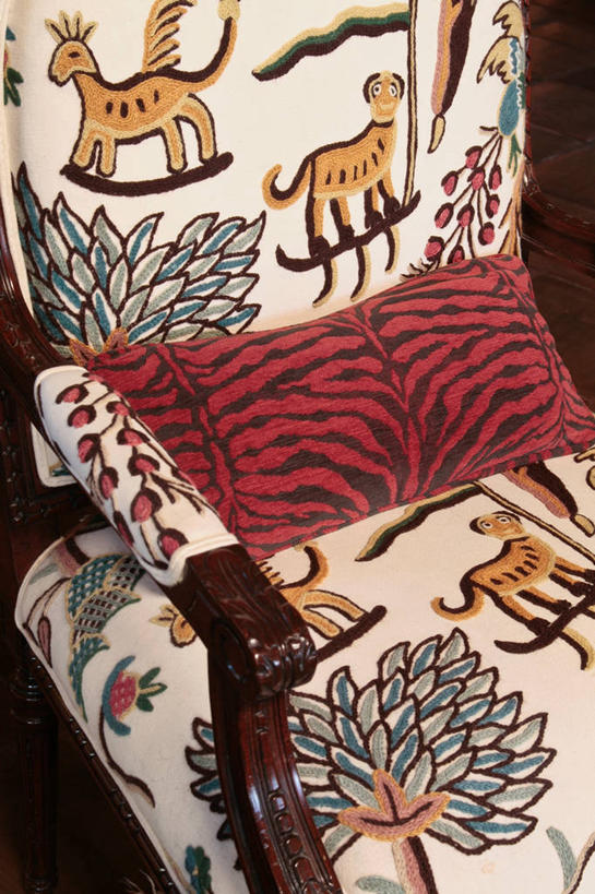 无人,竖图,俯视,室内,特写,白天,绘画,游戏,快乐,沙发,静物,玩具,阴影,艺术,反射,影子,古典,玩,文化,娱乐,工艺品,品味,休闲,活动,美术,高雅,发泄,消遣,智力,木马,布艺沙发,美学,宣泄,玩耍,嬉戏,彩图,高角度拍摄