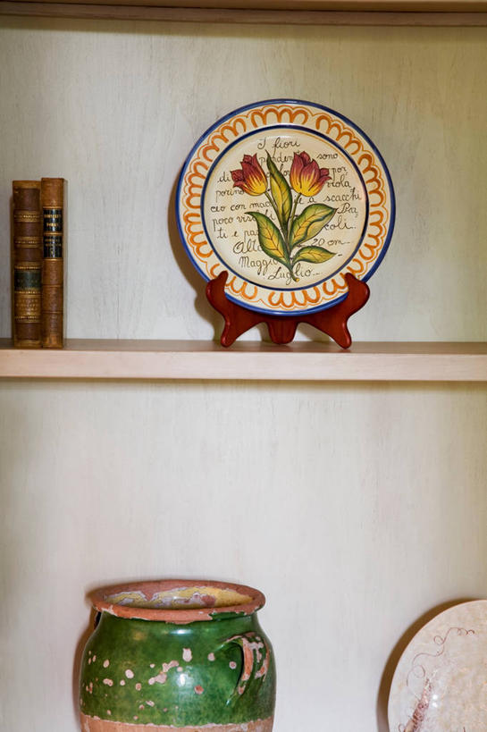 无人,竖图,室内,白天,正面,静物,餐具,工艺美术品,阴影,艺术,反射,碟子,盘,影子,墙,艺术品,架子,墙壁,墙面,白色,盘子,工艺品,碟,工艺,支撑,美术,彩图