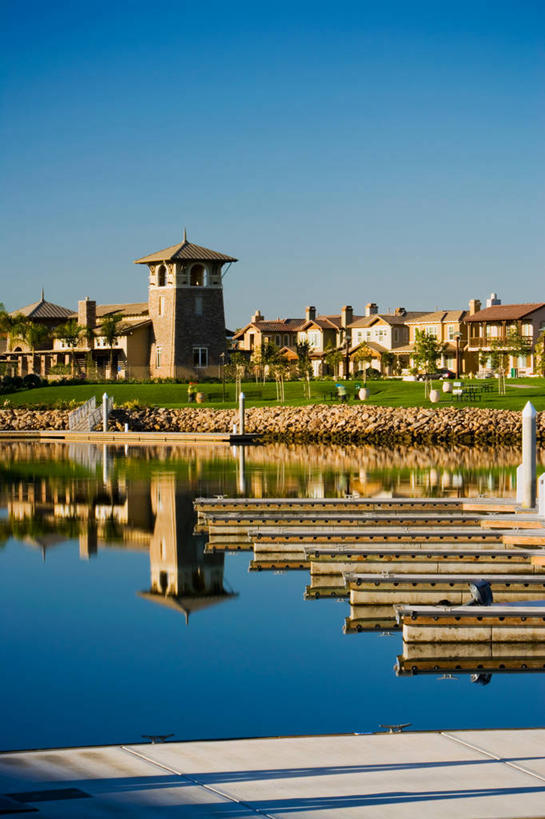 无人,家,码头,竖图,室外,白天,正面,度假,草地,草坪,美景,树林,植物,城市风光,城市,港口,美国,阴影,光线,影子,房屋,屋子,景观,公寓,娱乐,洋房,楼房,住宅,草,树,树木,蓝色,绿色,蓝天,天空,阳光,自然,天,享受,休闲,景色,放松,生长,晴朗,成长,北美,北美洲,加利福尼亚,美洲,加州,游艇码头,加利福尼亚州,万里无云,金州,黄金州,北亚美利加洲,亚美利加洲,文图拉县,奥克斯纳德,晴空,晴空万里,彩图,房子,摆渡口,埠头,渡口,渡头,港湾,海港,口岸,美利坚合众国