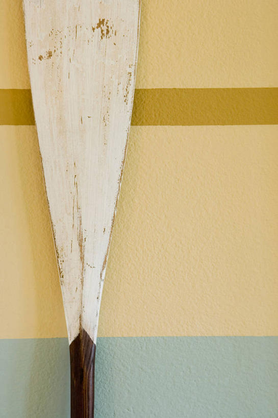 无人,竖图,室内,特写,白天,正面,静物,阴影,条纹,反射,木制,船桨,影子,墙,墙壁,墙面,一个,木制品,单个,彩图