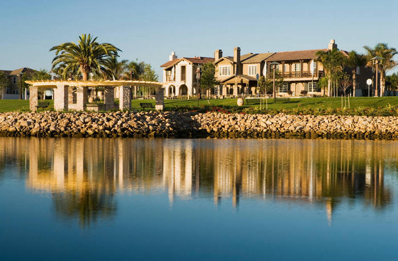 无人,家,横图,室外,白天,正面,度假,草地,草坪,河流,美景,树林,水,植物,别墅,城市风光,城市,美国,阴影,波纹,光线,影子,房屋,屋子,河水,景观,水流,公寓,涟漪,娱乐,洋房,楼房,住宅,草,树,树木,蓝色,绿色,倒影,蓝天,水纹,天空,阳光,自然,波浪,天,享受,休闲,景色,放松,生长,晴朗,成长,倒映,北美,北美洲,加利福尼亚,美洲,加州,加利福尼亚州,万里无云,金州,黄金州,水晕,北亚美利加洲,亚美利加洲,反照,文图拉县,奥克斯纳德,晴空,晴空万里,彩图,房子,美利坚合众国