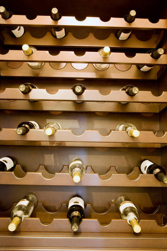 红酒,葡萄酒,无人,竖图,室内,特写,白天,正面,柜子,一排,许多,阴影,整齐,并列,并排,反射,影子,酒类,储物柜,很多,红酒瓶,酒窖,玻璃制品,酒,酒瓶,饮料,排列,玻璃瓶,瓶子,红葡萄酒,葡萄酒瓶,储存,队列,平行,储备,蕴藏,贮备,彩图,酒库,贮存