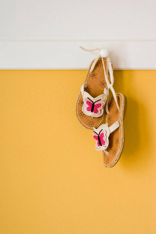 无人,竖图,室内,特写,白天,正面,凉鞋,蝴蝶,静物,鞋子,一双,阴影,反射,昆虫,影子,墙,挂钩,墙壁,墙面,黄色,白色,动物,益虫,彩图,夹趾拖鞋,人字拖,人字拖鞋