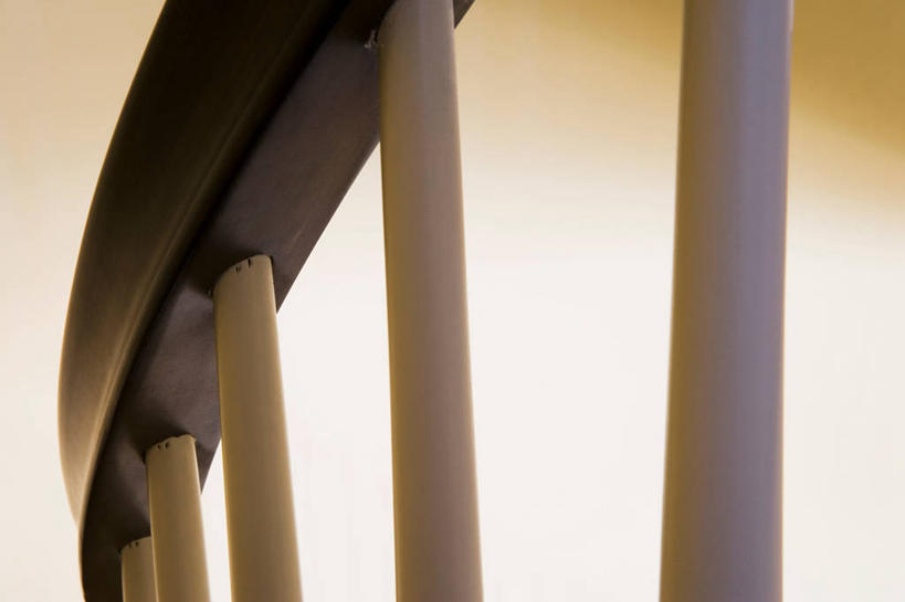 无人,栏杆,横图,室内,特写,白天,正面,静物,一排,阴影,朦胧,模糊,整齐,反射,木制,扶手,影子,墙,弧形,护栏,墙壁,墙面,排列,黄色,木制品,队列,彩图