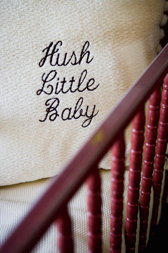 无人,竖图,俯视,室内,特写,白天,安全,床,靠垫,卧室,静物,阴影,朦胧,模糊,反射,英文,标志,文字,影子,字符,字母,靠枕,标识,垫子,枕头,舒服,单人床,婴儿用品,婴儿床,英文字母,保护,舒适,彩图,高角度拍摄,睡房,卧房