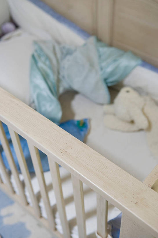 无人,竖图,俯视,室内,特写,白天,婴儿服装,安全,床,卧室,静物,一堆,许多,阴影,堆叠,堆积,服装,朦胧,模糊,反射,影子,很多,衣服,舒服,服饰,单人床,婴儿用品,婴儿床,堆,保护,舒适,衣着,穿着,衣饰,彩图,高角度拍摄,婴儿服,睡房,卧房