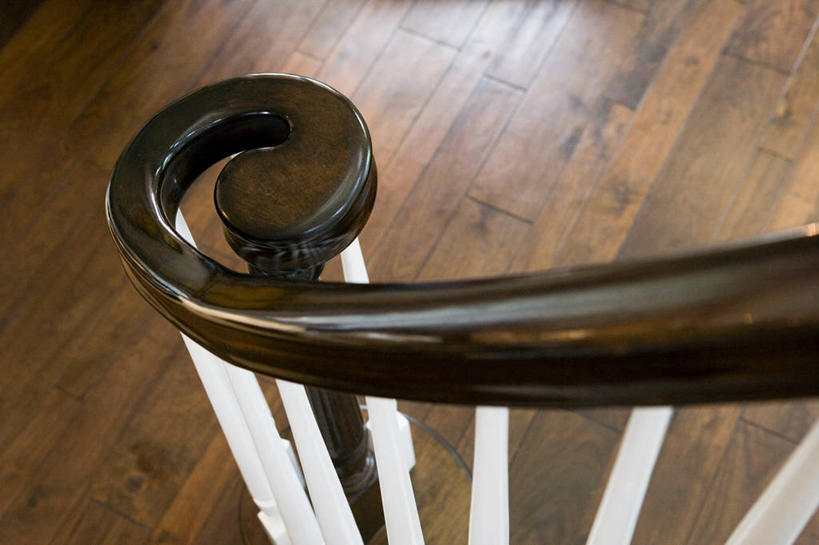 无人,栏杆,横图,俯视,室内,特写,白天,地板,静物,阴影,条纹,反射,纹路,木制,扶手,纹理,影子,地面,弧形,护栏,木地板,木制品,肌理,彩图,高角度拍摄