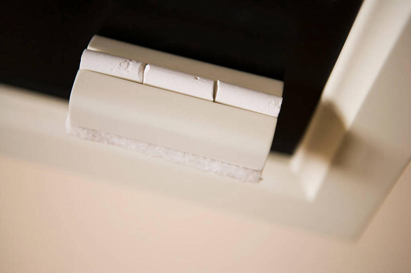 无人,横图,俯视,室内,特写,白天,静物,三只,阴影,朦胧,模糊,反射,笔,工具,影子,墙,墙壁,墙面,一个,白色,黑色,粉笔,黑板擦,学习用品,黑板,教学,单个,文具用品,耐磨,白垩,教学黑板,粉笔擦,彩图,高角度拍摄