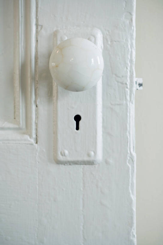 无人,竖图,室内,特写,白天,正面,门,静物,阴影,反射,纹路,木制,纹理,影子,斑驳,一个,白色,把手,门把手,木制品,门框,单个,门把,肌理,班驳,拉手,彩图