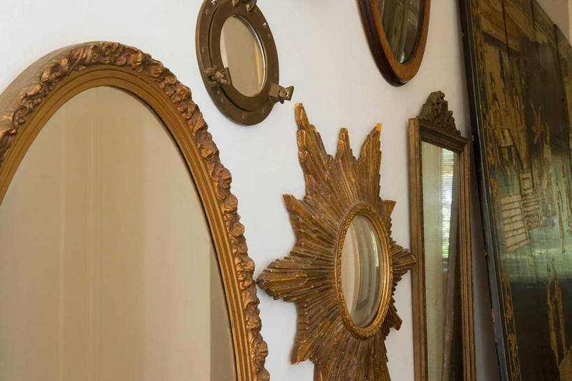 无人,横图,室内,特写,白天,仰视,镜子,静物,许多,阴影,朦胧,模糊,反射,影子,墙,很多,墙壁,墙面,排列,白色,镜像,镜面,摆列,彩图,低角度拍摄,布列,分列