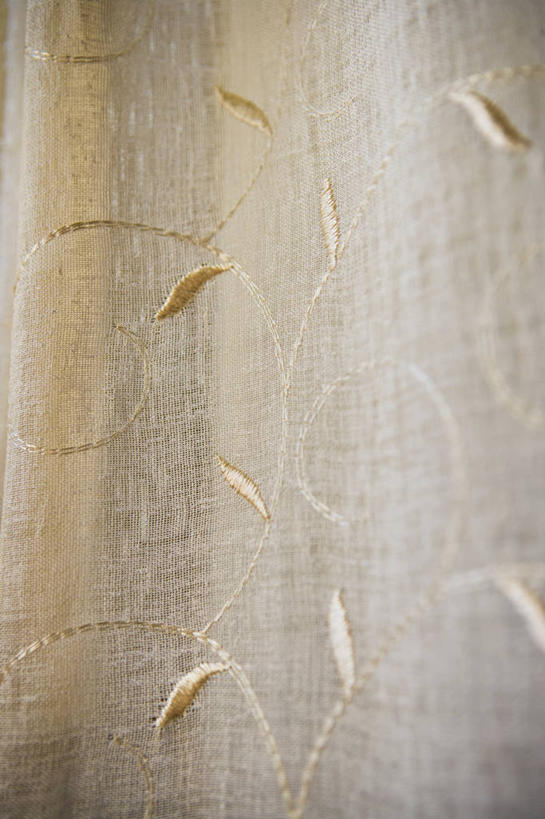 无人,竖图,室内,特写,白天,正面,窗帘,静物,刺绣,阴影,花纹,艺术,装饰,散落,反射,纹路,图案,纹理,影子,手工艺品,文化,灰色,帘子,工艺品,遮阳,绣,华丽,修饰,点缀,高雅,肌理,自信心,品位,衬托,美观,雅致,雅观,彩图,女红,针绣,针黹,黹