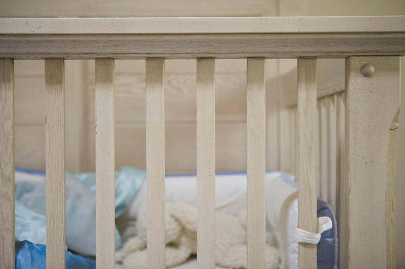 无人,栏杆,横图,室内,特写,白天,正面,安全,床,静物,阴影,朦胧,模糊,反射,木制,影子,墙,围栏,护栏,墙壁,墙面,灰色,木制品,舒服,单人床,婴儿用品,婴儿床,保护,舒适,彩图