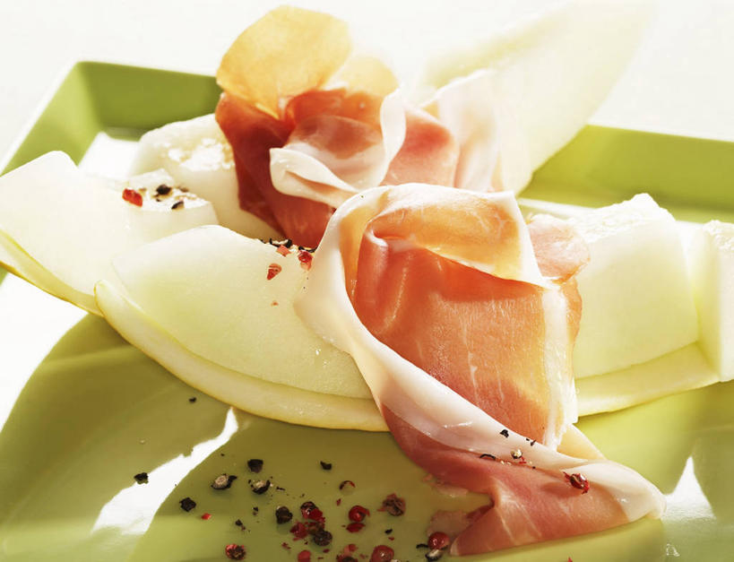 无人,横图,俯视,室内,特写,白天,白色背景,餐桌,桌子,水果,叶子,阴影,新鲜,反射,影子,肉,生食,食品,果实,绿叶,甜瓜,火腿,猪肉,肉类,食物,腌制,嫩叶,摄影,有机食品,绿色食品,影棚,餐台,甘瓜,肉食,白兰瓜,豚肉,兰州蜜瓜,熏制,火肉,兰熏,猪腿,叶,叶片,彩图,高角度拍摄,影棚拍摄,拍摄