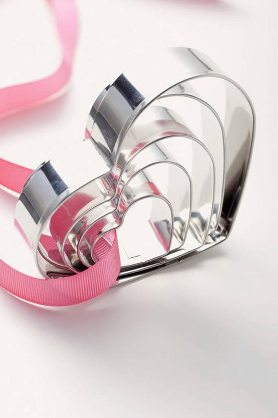 无人,竖图,俯视,室内,特写,白天,白色背景,爱情,餐桌,桌子,金属制品,阴影,爱心,装饰,反射,金属,丝绸,丝带,影子,缎带,浪漫,绸带,粉色,温暖,温馨,心形,恩爱,摄影,影棚,餐台,模具,华丽,修饰,点缀,和睦,衬托,美观,雅致,雅观,心型,彩图,高角度拍摄,影棚拍摄,拍摄,融洽