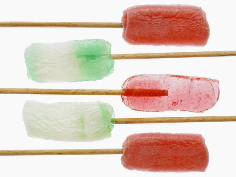 无人,横图,俯视,室内,特写,白天,白色背景,餐桌,桌子,五个,一排,许多,阴影,整齐,反射,木制,棒棒糖,棍子,影子,食品,糖,糖果,甜点,甜品,食物,排列,木制品,甜食,摄影,影棚,餐台,队列,彩图,高角度拍摄,影棚拍摄,拍摄