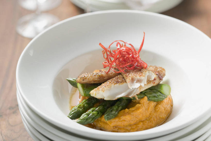 海鲜,无人,横图,俯视,室内,特写,白天,烹饪,西餐,桌面,桌子,芦笋,蔬菜,餐具,一排,许多,阴影,朦胧,模糊,新鲜,整齐,反射,木制,鱼,碟子,盘,影子,肉,鱼肉,料理,食品,很多,水产,菜肴,美食,肉类,鱼类,海洋生物,食物,排列,盘子,木制品,碟,西式,佳肴,有机食品,绿色食品,堆,队列,水生动物,海产品,水生物,肉食,海底动物,猪尾巴,药鸡豆子,石刁柏,蚂蚁杆,龙须菜,狼尾巴根,彩图,高角度拍摄