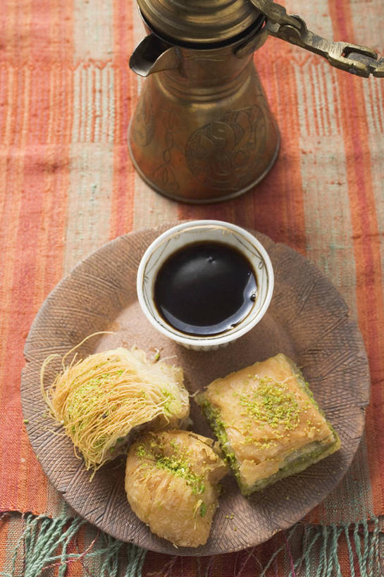 面食,面条,意大利面,咖啡,无人,竖图,俯视,室内,特写,白天,西餐,幸福,桌面,桌子,杯子,餐具,阴影,反射,木制,瓷器,碟子,盘,影子,面,料理,食品,坚果,咖啡杯,陶瓷制品,娱乐,食物,饮料,一个,盘子,木制品,碟,干果,享受,休闲,温馨,放松,乐趣,西式,单个,无名子,开心果,提神,舒适,瓷杯,醒脑,软饮料,胡棒子,绿仁果,彩图,高角度拍摄