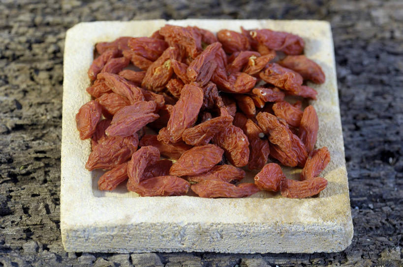 无人,横图,俯视,室内,特写,白天,白色背景,桌面,桌子,葡萄,餐具,水果,一排,阴影,新鲜,整齐,反射,碟子,盘,影子,大理石,生食,食品,果实,食物,排列,一个,盘子,碟,葡萄干,摄影,有机食品,绿色食品,影棚,单个,堆,队列,大理石制品,乌珠木,山葫芦,蒲桃,草龙珠,彩图,高角度拍摄,影棚拍摄,拍摄