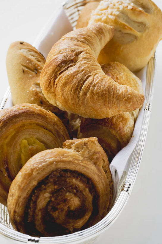 点心,面包,无人,交叉,竖图,俯视,室内,特写,白天,白色背景,桌面,桌子,竹子,一堆,许多,阴影,堆叠,堆积,竹制,编织,反射,木制,篮子,影子,食品,面点,很多,食物,糕点,一个,木制品,竹篮,摄影,影棚,单个,竹条,堆,交织,竹制品,穿插,彩图,高角度拍摄,影棚拍摄,拍摄