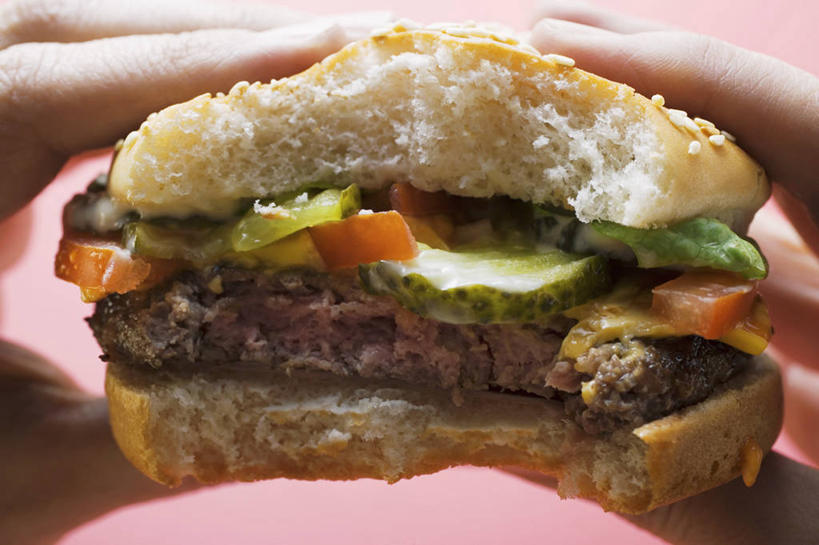 点心,面包,西方人,手,一个人,横图,室内,特写,白天,正面,烹饪,西餐,餐桌,桌子,黄瓜,蔬菜,西红柿,欧洲,欧洲人,双手,仅一个年轻女性,仅一个女性,仅一个人,新鲜,生菜,莴苣,肉,汉堡,牛肉,料理,食品,面点,菜肴,美食,肉类,食物,糕点,一个,快餐,手部,西式,摄影,佳肴,有机食品,绿色食品,影棚,单个,餐台,肉食,西式快餐,垃圾食品,春菜,鹅仔菜,莴仔菜,千金菜,叶用莴苣,年轻女性,女人,女性,白种人,青瓜,胡瓜,番茄,半身,彩图,影棚拍摄,拍摄