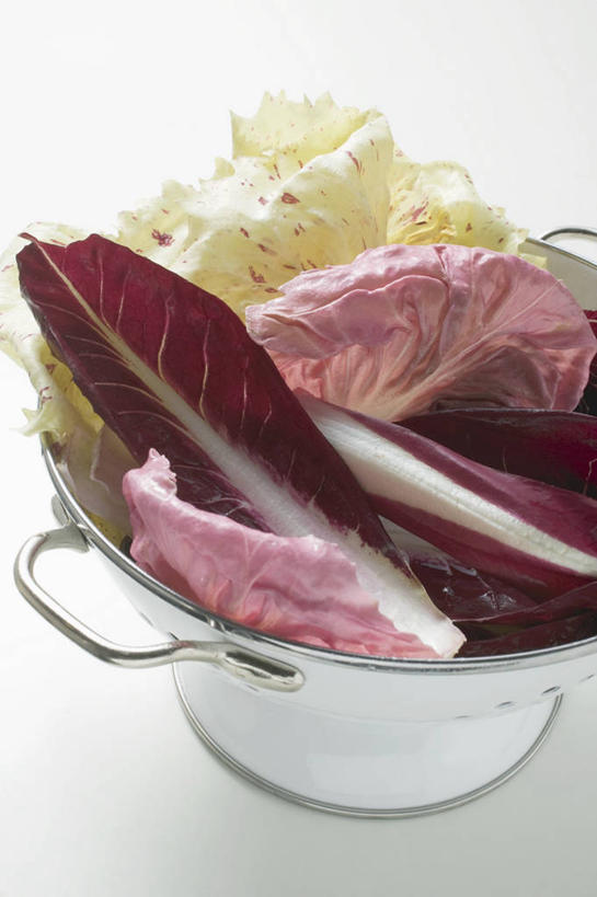 无人,竖图,俯视,室内,特写,白天,白色背景,烹饪,桌面,桌子,蔬菜,厨具,叶子,金属制品,一堆,阴影,堆叠,堆积,新鲜,反射,金属,木制,锅子,滤器,影子,菊苣,食品,绿叶,药草,锅,食物,一个,木制品,嫩叶,摄影,有机食品,绿色食品,影棚,单个,锅具,堆,药材,烹饪用具,叶,叶片,烹调用具,烹调,彩图,高角度拍摄,影棚拍摄,拍摄