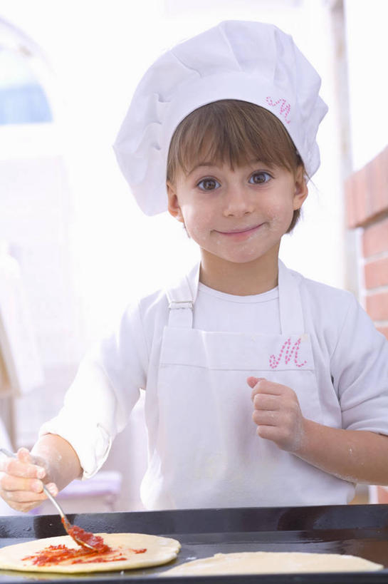 西方人,儿童,一个人,站,笑,微笑,竖图,室内,白天,正面,工作服,制服,烹饪,西餐,纯洁,桌面,桌子,蔬菜,西红柿,餐具,帽子,欧洲,欧洲人,仅一个女性,仅一个人,握,阴影,新鲜,反射,木制,碟子,盘,影子,调料,酱料,酱汁,茄汁,佐料,料理,食品,披萨,匹萨,调味品,拿,调味料,拿着,注视,番茄酱,酱,菜肴,美食,食物,小孩,盘子,木制品,碟,快餐,观察,看,站着,仅一个小孩,可爱,童年,童趣,西式,握着,佳肴,有机食品,绿色食品,观看,察看,比萨,关注,厨师帽,童真,西式快餐,垃圾食品,烂漫,无邪,意大利薄饼,工作制服,天真,女孩,女人,女性,白种人,孩子,番茄,站立,半身,彩图,工作套服,女生