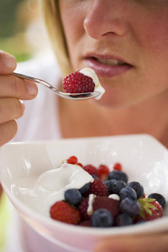 牛奶,西方人,脸,头,脸颊,手,一个人,竖图,室内,特写,白天,正面,早餐,草莓,浆果,蓝莓,蔬菜,金属制品,欧洲,欧洲人,仅一个年轻女性,仅一个女性,仅一个人,握,服装,朦胧,模糊,新鲜,金属,勺子,陶瓷,谷物,生食,蔬菜沙拉,沙拉,食品,陶瓷制品,饮品,营养,拿,拿着,注视,休闲装,色拉,酸奶,沙律,美食,饮食,食物,饮料,一个,衣服,容器,调羹,汤匙,碗,观察,看,休闲,手部,休闲服,握着,保健,服饰,有机食品,绿色食品,单个,观看,色拉酱,储藏,单手,麦片,察看,乳制品,奶,储存,关注,千岛酱,燕麦片,发酵,优格,优酪乳,年轻女性,女人,女性,白种人,头部,脸部,脸蛋,面部,洋莓,水果皇后,山都柿,蓝浆果,蓝靛果,红莓,地莓,半身,彩图,贮存