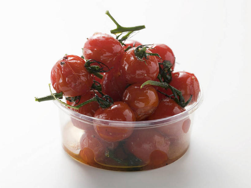 无人,横图,俯视,室内,特写,白天,白色背景,桌面,桌子,蔬菜,西红柿,小番茄,一堆,许多,阴影,堆叠,堆积,新鲜,反射,木制,影子,塑料,食品,很多,食物,一个,红色,木制品,容器,塑料制品,碗,摄影,有机食品,绿色食品,影棚,单个,储藏,堆,储存,小西红柿,樱桃小番茄,珍珠小番茄,樱桃番茄,圣女果,番茄,彩图,高角度拍摄,影棚拍摄,拍摄,贮存