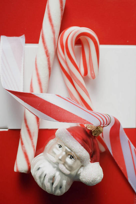 无人,竖图,俯视,室内,特写,白天,桌面,桌子,帽子,雕塑,圣诞节,阴影,节日,庆祝,艺术,装饰,反射,木制,雕刻,雕像,影子,食品,糖,糖果,甜点,甜品,文化,食物,红色,木制品,工艺品,甜食,庆典,圣诞帽,纪念,美术,主题,陈列,硬糖,拐杖糖,功能,美学,棉帽,彩图,高角度拍摄