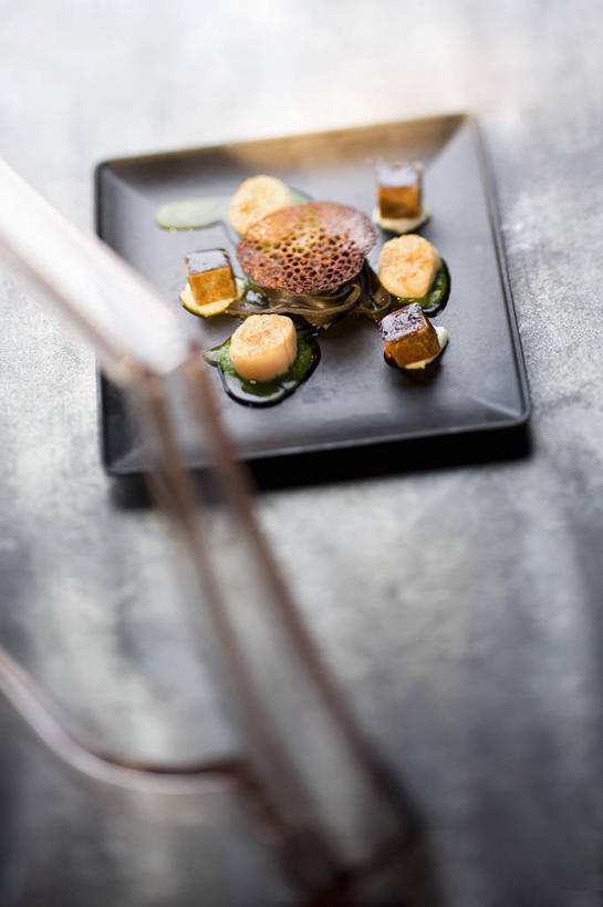 海鲜,无人,竖图,俯视,室内,特写,白天,烹饪,西餐,桌面,桌子,餐具,阴影,朦胧,模糊,反射,木制,碟子,盘,影子,调料,酱料,酱汁,佐料,料理,食品,调味品,扇贝,调味料,水产,酱,菜肴,美食,海洋生物,食物,一个,盘子,木制品,碟,香草,西式,佳肴,单个,海扇,水生动物,海产品,水生物,海底动物,芳香植物,彩图,高角度拍摄