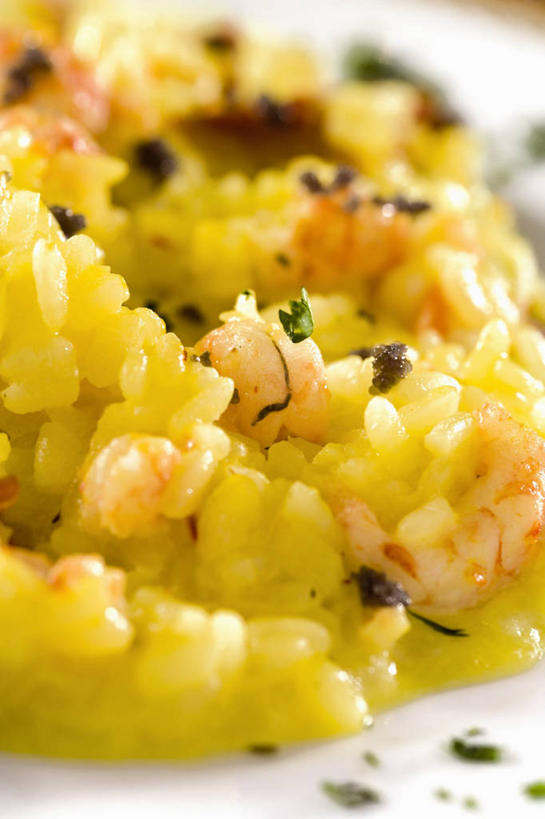 海鲜,米饭,无人,竖图,俯视,室内,特写,白天,烹饪,西餐,快乐,桌面,桌子,餐具,阴影,朦胧,模糊,反射,木制,碟子,盘,影子,谷类,谷物,虾,料理,食品,饭,米,水产,大米,菜肴,美食,藏红花,海洋生物,食物,一个,盘子,木制品,碟,西式,佳肴,单个,保护,番红花,迷迭香,五谷,水生动物,海产品,水生物,海底动物,西红花,海洋之露,彩图,高角度拍摄