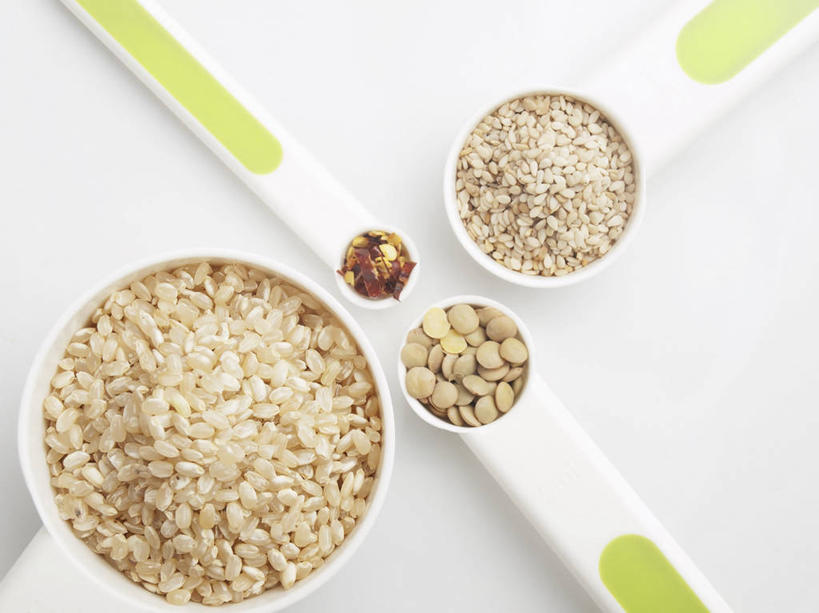 无人,横图,俯视,室内,特写,白天,白色背景,植物,桌面,桌子,豆,扁豆,辣椒,蔬菜,阴影,新鲜,反射,木制,粉末,影子,勺子,陶瓷,豆类,豆子,调味,香料,佐料,食品,陶瓷制品,食物,木制品,容器,调羹,汤匙,碗,粉,摄影,有机食品,绿色食品,影棚,储藏,辣椒粉,配料,储存,豆科,辣角,红海椒,大椒,辣虎,广椒,白扁豆,作料,粉状,羊眼豆,沿篱豆,小刀豆,藤豆,树豆,膨皮豆,南豆,南扁豆,凉衍豆,辣子,红辣椒,海椒,番椒,蛾眉豆,茶豆,藊豆,彩图,高角度拍摄,影棚拍摄,拍摄,贮存