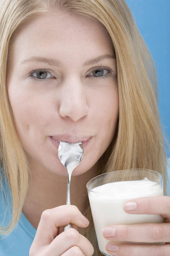 牛奶,西方人,脸,头,脸颊,手,一个人,吃,竖图,室内,特写,白天,正面,杯子,欧洲,欧洲人,双手,仅一个年轻女性,仅一个女性,仅一个人,握,蓝色背景,服装,勺子,饮品,营养,拿,拿着,注视,休闲装,酸奶,玻璃制品,饮料,一个,衣服,水杯,调羹,汤匙,观察,看,休闲,手部,休闲服,握着,摄影,服饰,影棚,单个,观看,察看,乳制品,奶,关注,发酵,优格,优酪乳,年轻女性,女人,女性,白种人,头部,脸部,脸蛋,面部,玻璃杯,嚼,食,半身,彩图,影棚拍摄,拍摄