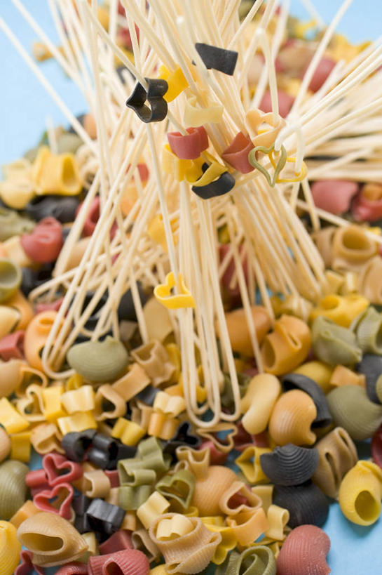 面食,面条,意大利面,无人,竖图,俯视,彩色,室内,特写,白天,西餐,餐桌,桌子,一堆,许多,阴影,堆叠,堆积,朦胧,模糊,反射,影子,面,料理,食品,很多,食物,西式,餐台,堆,彩图,高角度拍摄