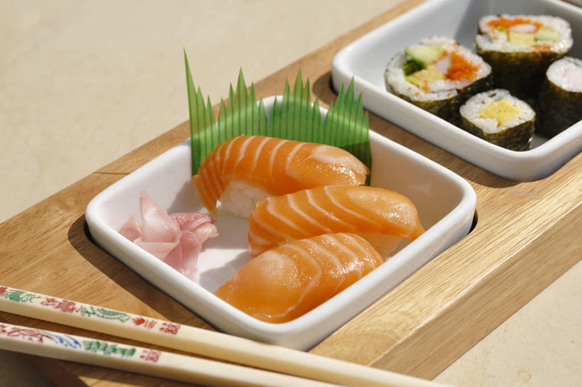 海鲜,米饭,生鱼片,寿司,无人,横图,俯视,室内,特写,白天,烹饪,餐桌,筷子,桌子,餐具,一双,阴影,反射,鱼,影子,陶瓷,肉,鱼肉,日本料理,鱼片,料理,食品,陶瓷制品,饭,文化,传统,水产,菜肴,美食,肉类,鱼类,海洋生物,食物,两个,容器,碗,日式料理,日式,佳肴,餐台,储藏,礼节,五谷,储存,水生动物,海产品,醋饭,礼仪,水生物,肉食,海底动物,沙西米,四喜饭,进餐用具,彩图,高角度拍摄,贮存,刺身