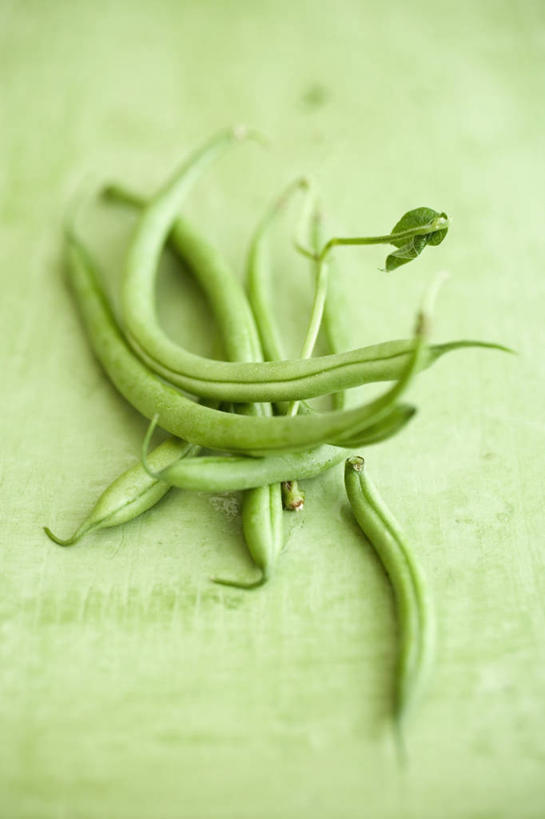 无人,竖图,俯视,室内,特写,白天,植物,桌面,桌子,豆,蔬菜,一堆,许多,绿色背景,阴影,堆叠,新鲜,反射,木制,影子,豆类,豆子,食品,豆角,豇豆,食物,绿色,木制品,摄影,有机食品,绿色食品,影棚,堆,羊角,豆科,饭豆,线豆,角豆,腰豆,长豆,带豆,江豆,裙带豆,彩图,高角度拍摄,影棚拍摄,拍摄