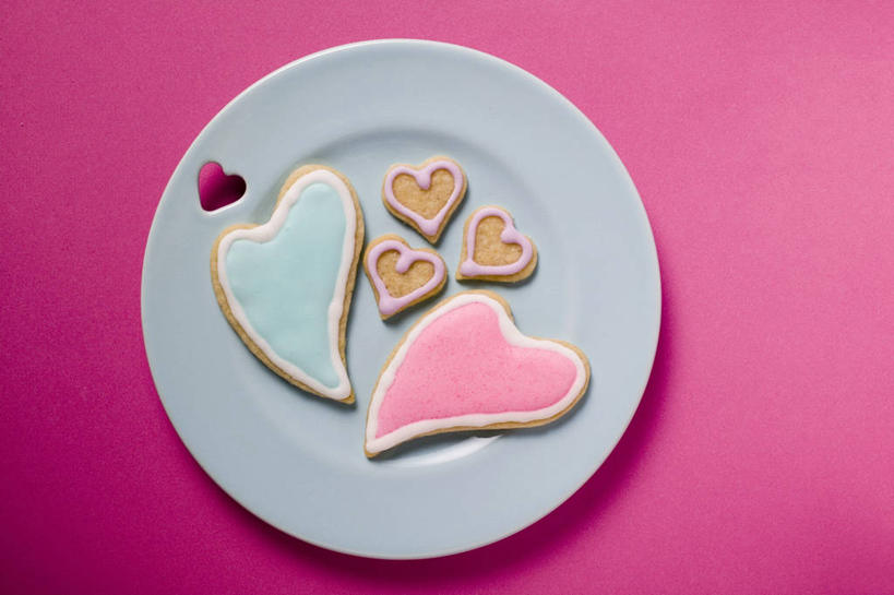 点心,无人,横图,俯视,室内,特写,白天,爱情,桌面,桌子,餐具,五个,许多,阴影,粉色背景,爱心,反射,木制,碟子,盘,影子,洞,食品,棕色,曲奇,浪漫,食物,粉色,蓝色,盘子,木制品,碟,饼干,零食,温暖,温馨,心形,恩爱,摄影,洞穴,影棚,和睦,曲奇饼,曲奇饼干,穴,心型,彩图,高角度拍摄,影棚拍摄,拍摄,融洽