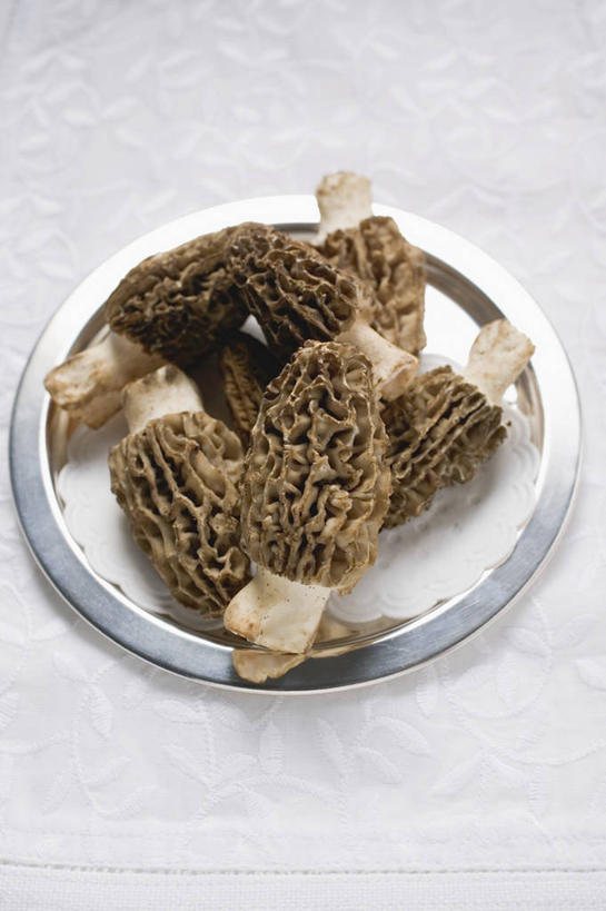 无人,竖图,俯视,室内,特写,白天,白色背景,餐桌,桌子,蔬菜,餐具,一堆,许多,阴影,堆叠,堆积,新鲜,反射,碟子,盘,影子,菌菇,蘑菇,食品,菌类,食物,一个,盘子,碟,食用菌,摄影,有机食品,绿色食品,影棚,单个,餐台,堆,彩图,高角度拍摄,影棚拍摄,拍摄