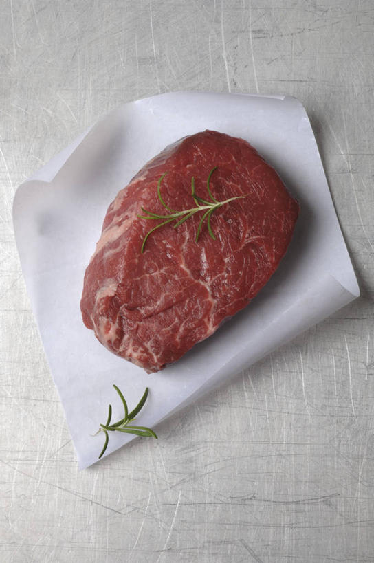 无人,竖图,俯视,室内,特写,白天,白色背景,烹饪,西餐,餐桌,桌子,一块,阴影,新鲜,反射,影子,肉,生食,牛排,牛肉,料理,食品,菜肴,美食,肉类,食物,红色,西式,摄影,佳肴,影棚,餐台,肉食,彩图,高角度拍摄,影棚拍摄,拍摄