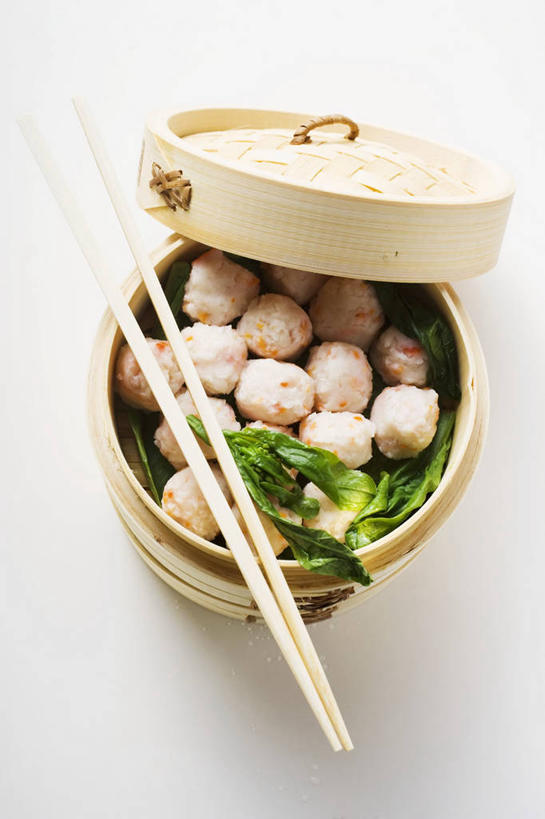 蒸笼,无人,竖图,俯视,室内,特写,白天,白色背景,烹饪,中餐,餐桌,筷子,桌子,蔬菜,餐具,厨具,一双,阴影,竹制,新鲜,反射,影子,虾,料理,食品,文化,传统,菜肴,美食,大虾,食物,一个,中式,摄影,佳肴,有机食品,绿色食品,影棚,对虾,单个,餐台,礼节,竹制品,笼屉,礼仪,烹饪用具,斑节虾,东方对虾,中国对虾,进餐用具,烹调用具,烹调,彩图,高角度拍摄,影棚拍摄,拍摄