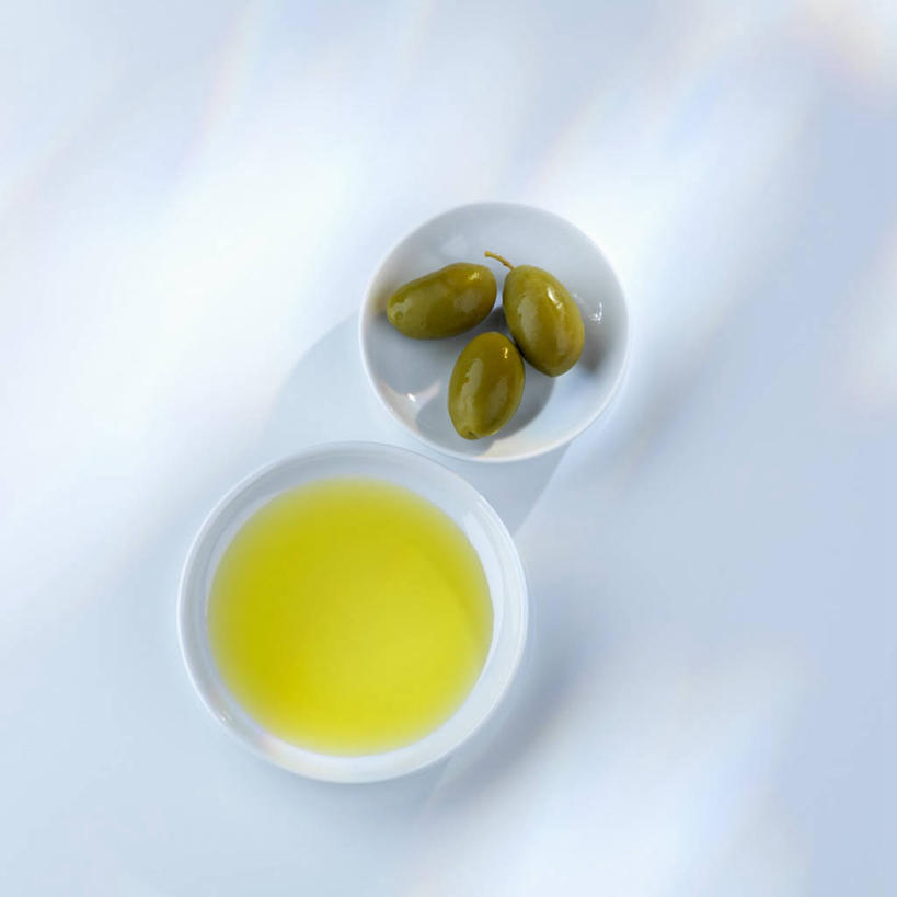 无人,方图,俯视,室内,特写,白天,白色背景,餐桌,桌子,橄榄,蔬菜,阴影,新鲜,反射,影子,陶瓷,食用油,油,橄榄油,食品,陶瓷制品,食物,两个,三个,白色,容器,碗,摄影,有机食品,绿色食品,影棚,餐台,储藏,储存,植物油,青果,白榄,彩图,高角度拍摄,影棚拍摄,拍摄,贮存