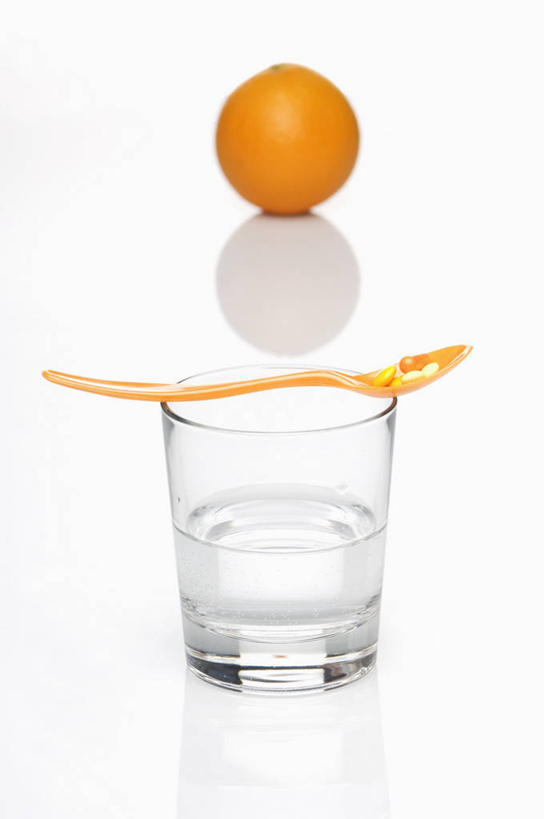 无人,竖图,俯视,室内,特写,白天,白色背景,安全,水,餐桌,桌子,柑橘,杯子,水果,阴影,新鲜,反射,药剂,药丸,液体,影子,勺子,生食,食品,果实,防护,饮用水,药片,玻璃制品,食物,一个,水杯,药品,调羹,汤匙,矿泉水,治疗,摄影,有机食品,绿色食品,影棚,单个,餐台,保护,药物,医疗,保险,预防,蒸馏水,平安,玻璃杯,橘子,桔子,橙子,橙,彩图,高角度拍摄,影棚拍摄,拍摄